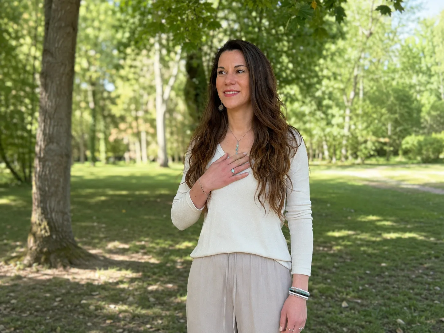 Amandine guidant un exercice de respiration en pleine nature