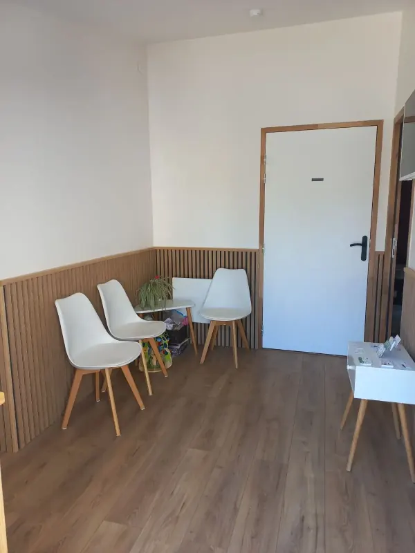 La salle d'attente, claire et calme, avec quelques chaises