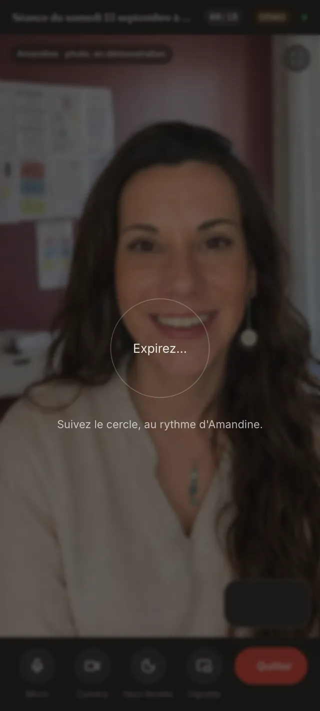 La respiration guidée : Quand Amandine la lance, le même cercle respire sur vos deux écrans.